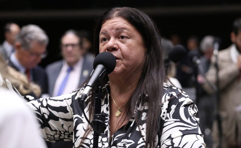 Deputados aprovam projeto que equipara lúpus à condição de deficiência