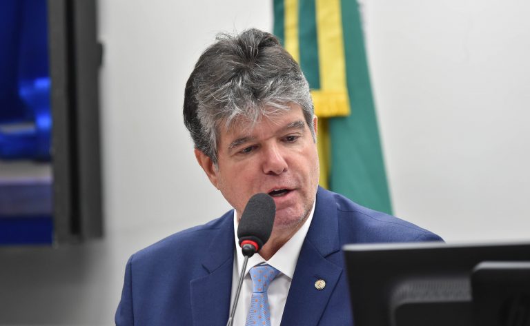 Comissão aprova projeto que amplia transparência em processos do INSS