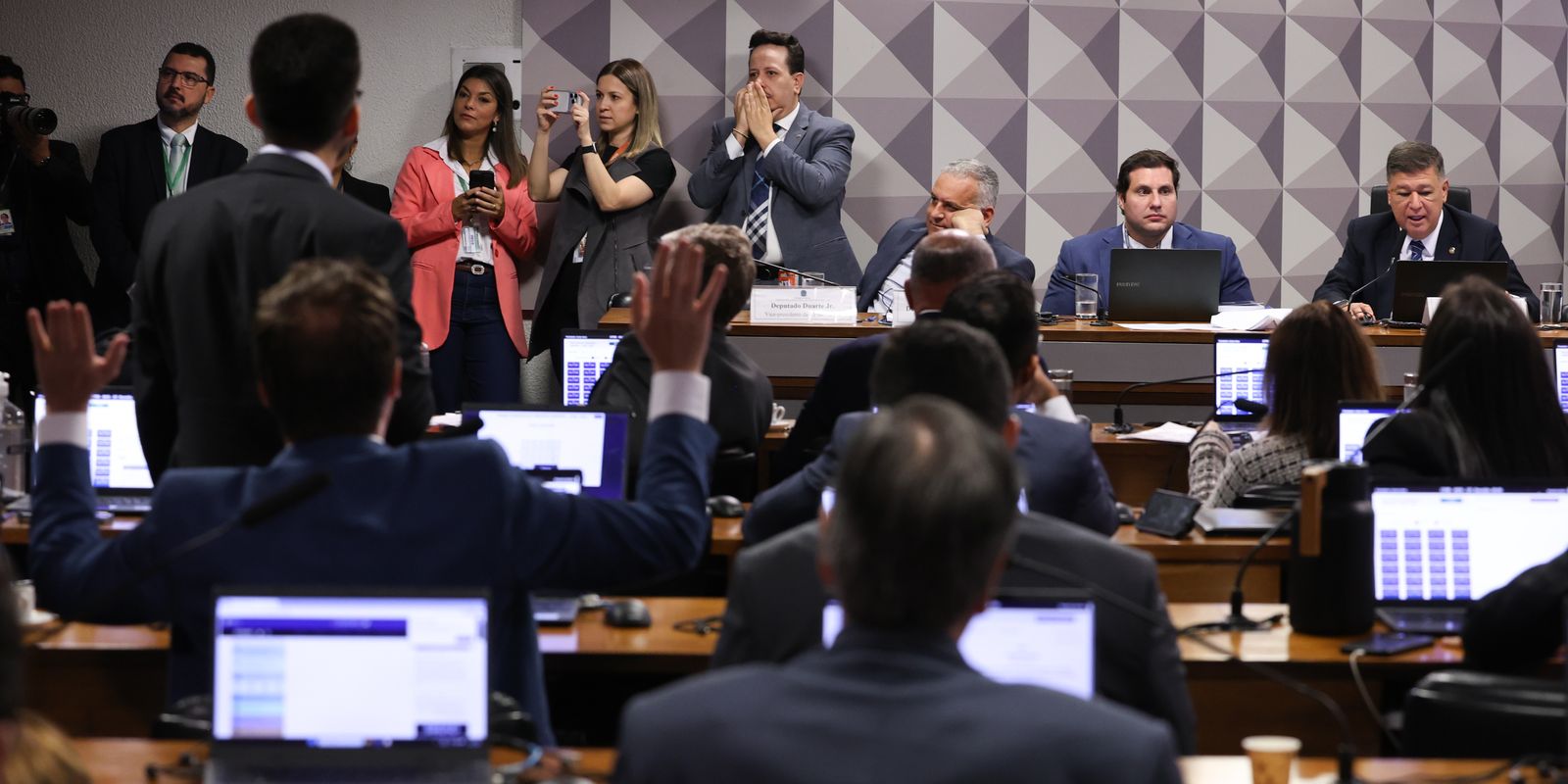 CPMI do INSS aprova convocação de cunhado e ex-parceira de Daniel Vorcaro