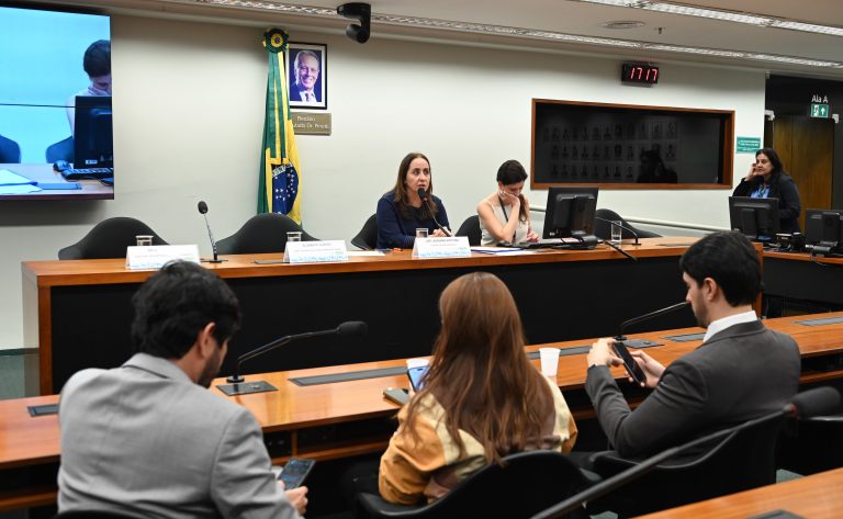 Debatedores divergem sobre o formato do exame de proficiência médica