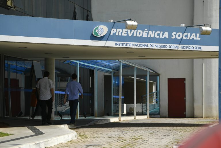 Lei que permite o financiamento pelo INSS do novo salário-paternidade entra em vigor