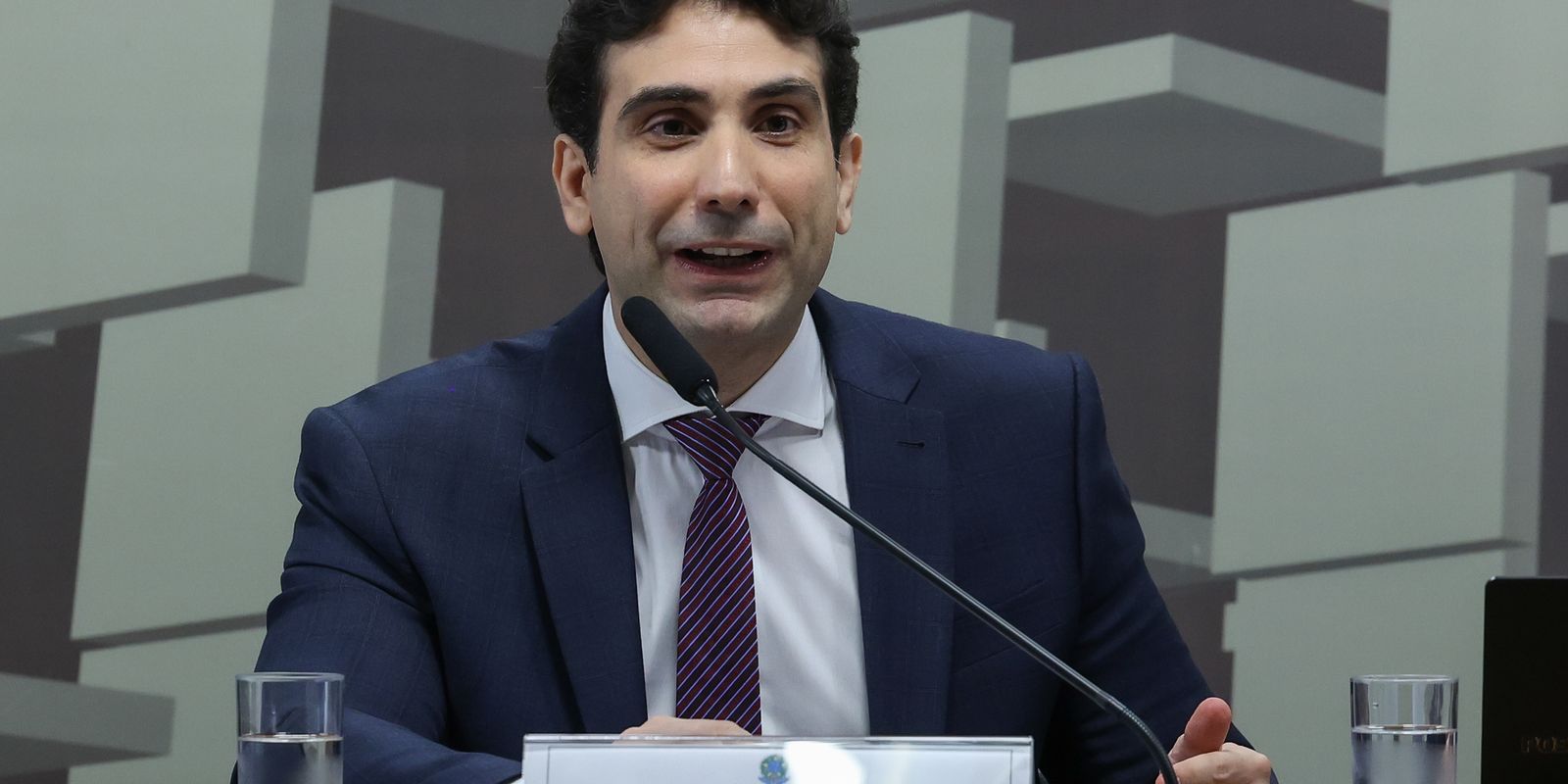 Galípolo afirma que Brasil está mais resiliente à volatilidade global