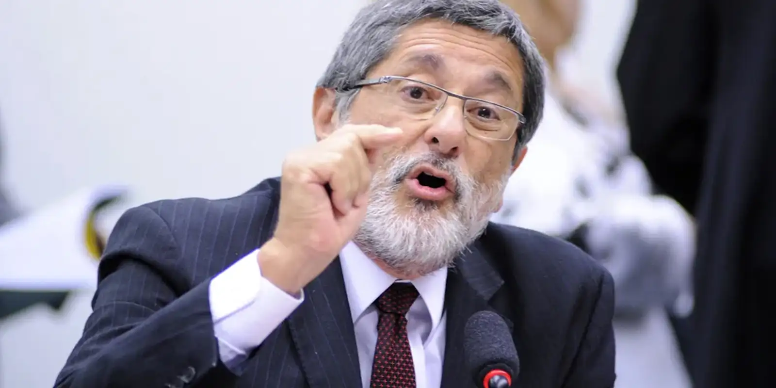 Ex-líder da Petrobras alerta para vulnerabilidade energética do Brasil em meio a conflitos