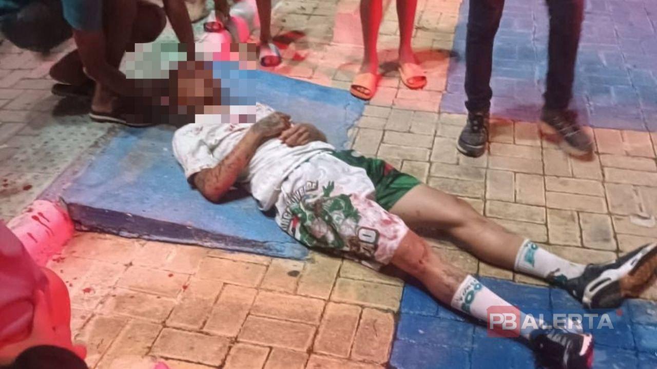 Jovem de 21 anos é espancado e fica desacordado em praça pública na cidade de Sousa; suspeitos foram identificados