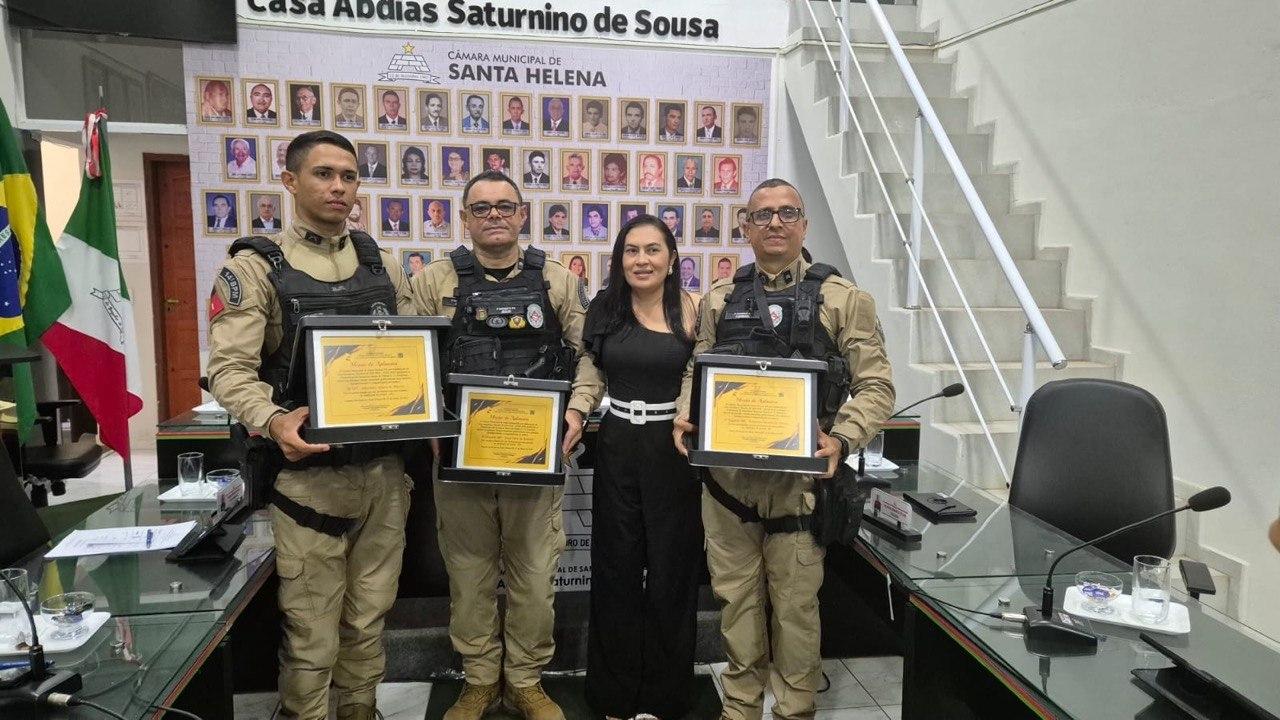 Missão de vida: PMs entram em casa em chamas, salvam homem desacordado e recebem homenagem, em Santa Helena