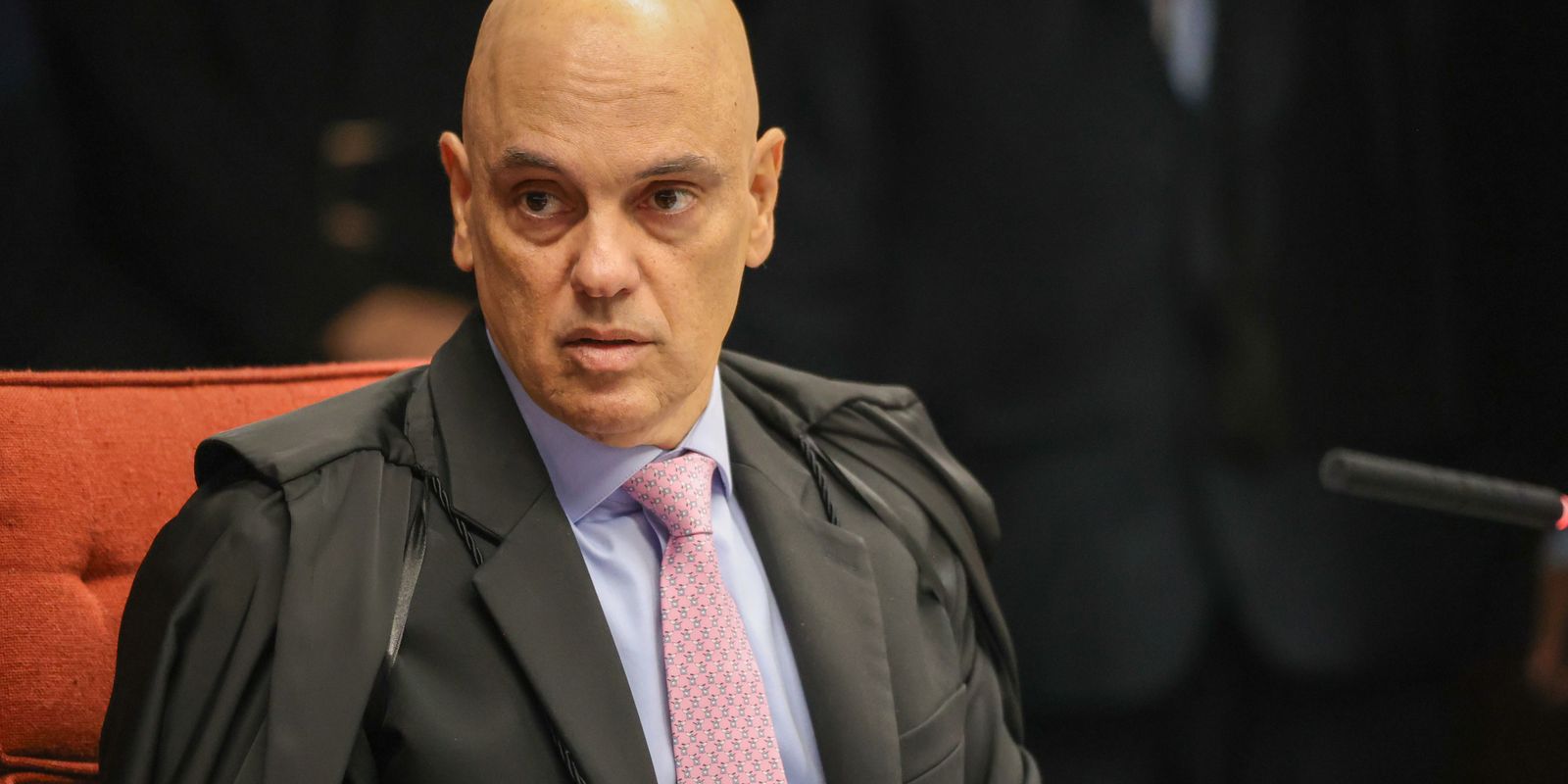 Alexandre de Moraes concede prisão domiciliar a Bolsonaro