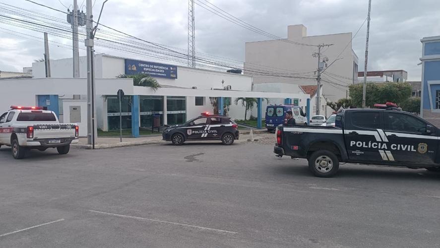 Operação com mais de 30 policiais cumpre mandados, prende suspeito e apreende dois menores em Uiraúna