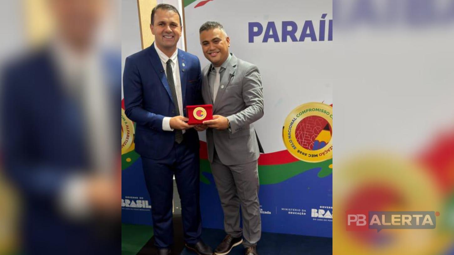 Prefeito de Bernardino Batista e secretário recebem Selo Ouro da educação em Brasília 