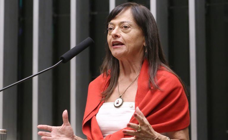 Projeto de lei propõe expandir o programa Pé-de-Meia para bolsistas de escolas privadas e alunos de instituições comunitárias