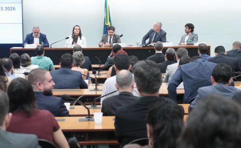 Proposta altera orçamento de 2026 para reestruturar a Receita Federal
