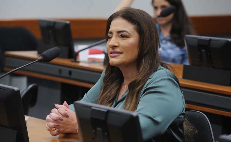 Projeto de lei propõe opção de motorista mulher para passageiras em aplicativos