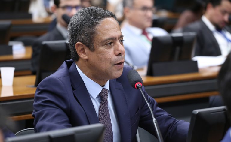 Projeto de lei em análise na Câmara prevê salário mínimo para estagiários e cotas