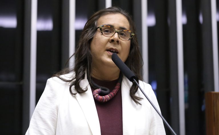 Projeto de lei propõe tipificar feminicídio político com pena mínima de 25 anos