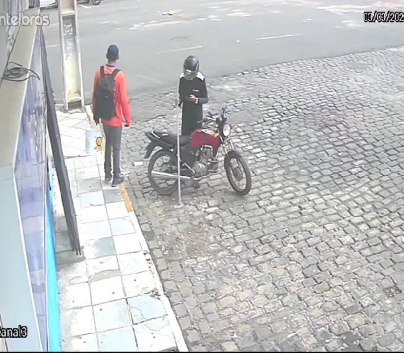 VÍDEO: Dupla armada invade loja no Centro de Cajazeiras e leva mais de 30 celulares, nesta terça-feira