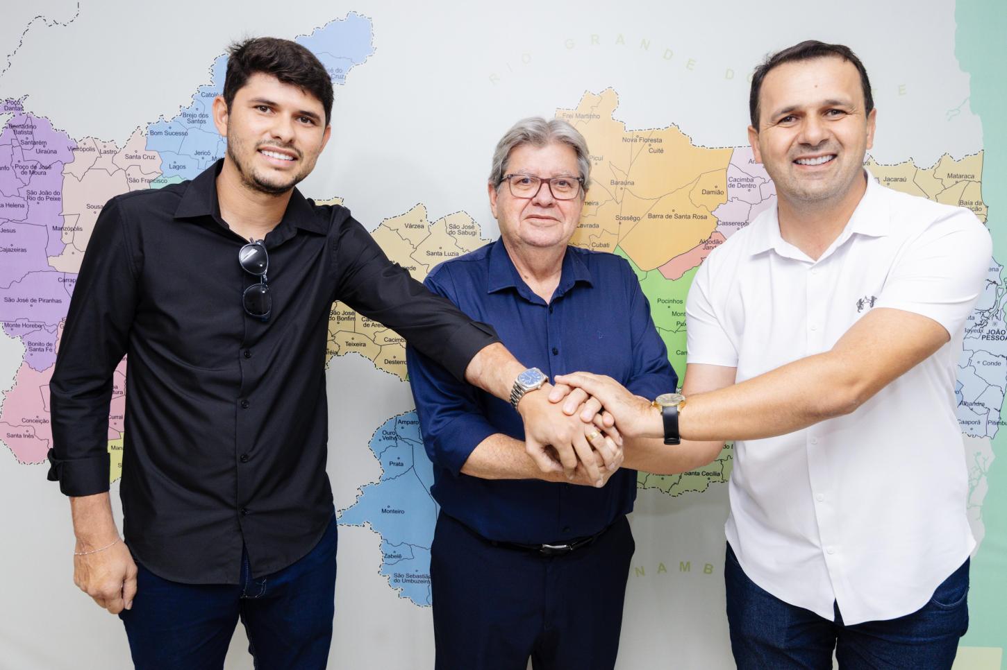 Aldo Andrade e Mateus Gomes visitam João Azevedo para agradecer ações por Bernardino Batista e confirmam apoio ao Senado