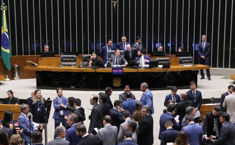 Câmara dos Deputados aprova aumento de penalidades para fraude em combustíveis