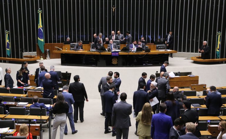 Câmara dos Deputados rejeita alterações do Senado na MP do seguro-defeso