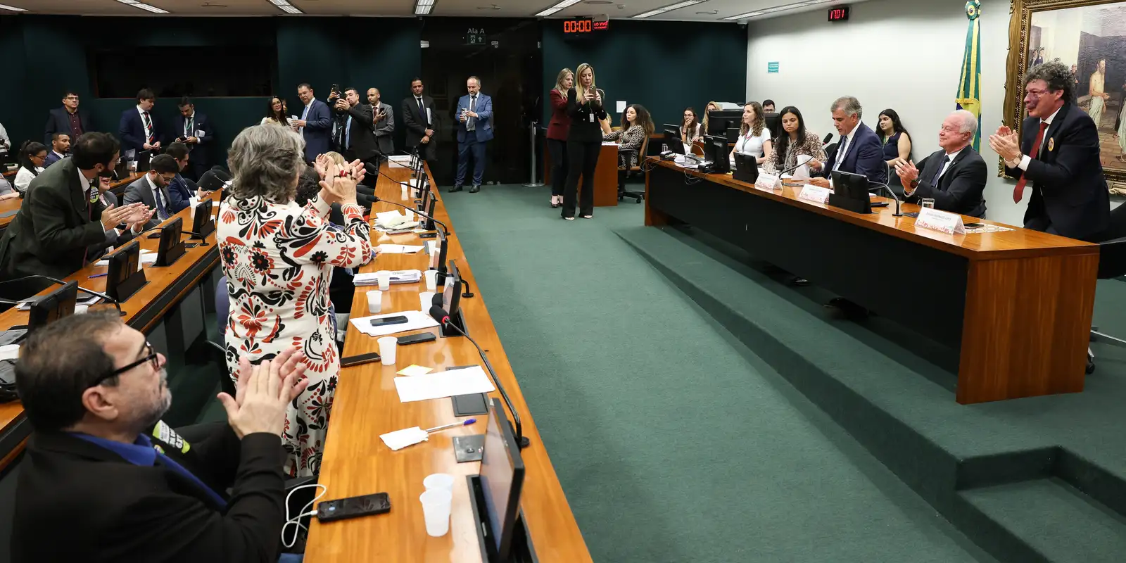 CCJ aprova avanços em propostas para o fim da escala 6x1