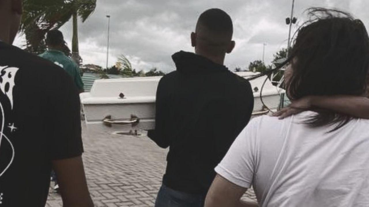 Cena que partiu corações: pai carrega caixão de filho de 3 anos, vítima de afogamento, durante sepultamento em Sousa