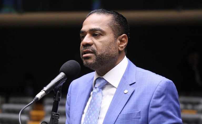 Comissão parlamentar aprova inclusão de templos religiosos em programa de energia renovável