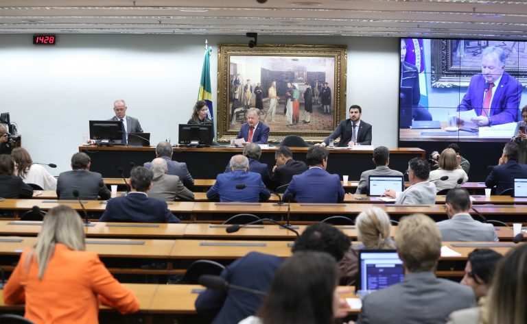 Comissão aprova sete nomes para o TCU; plenário vota nesta terça-feira