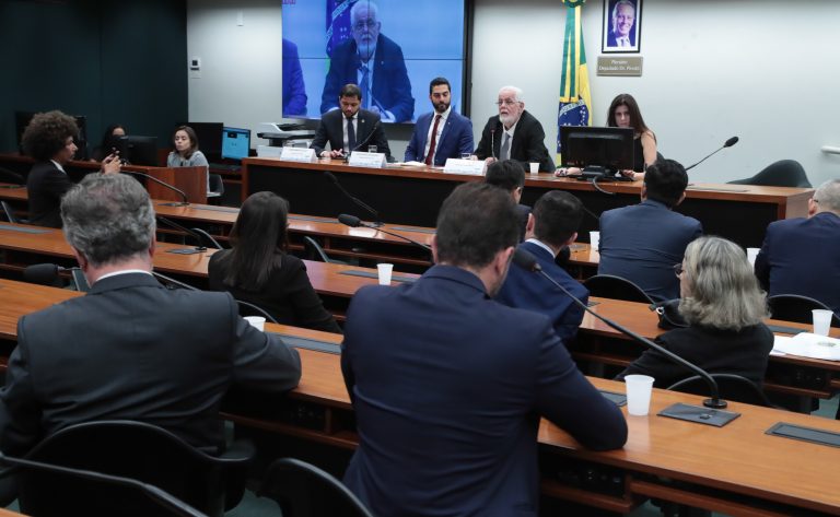 Comissão de saúde analisa avanço na produção nacional de fármacos