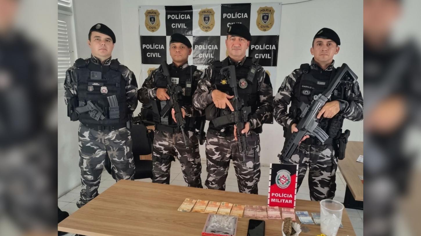 Força Tática desarticula ponto de venda de drogas e prende pessoas em flagrante, na cidade de Pombal