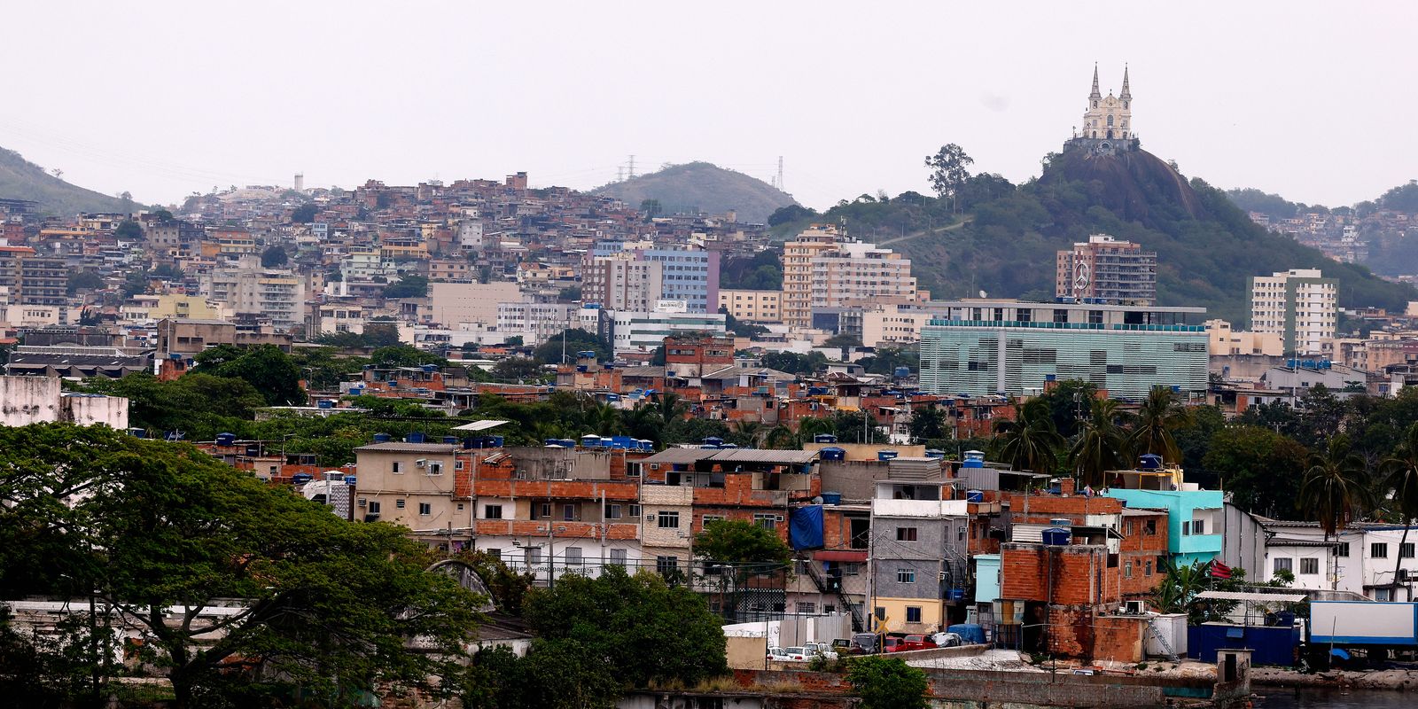 Justiça converte flagrante em prisão preventiva para casal que transportava arsenal ao Comando Vermelho