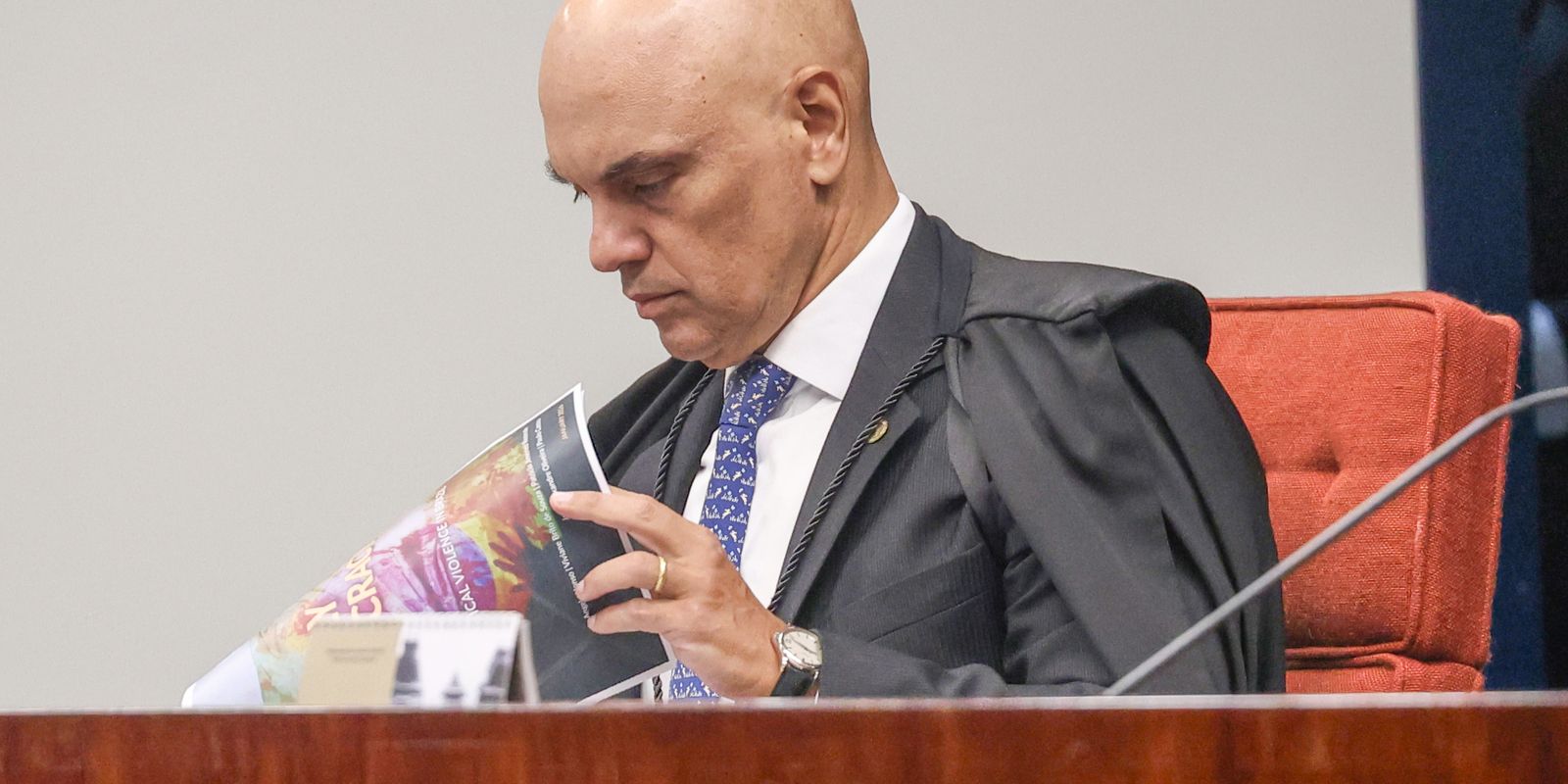 Moraes inicia investigação contra Flávio Bolsonaro por alegada difamação de Lula