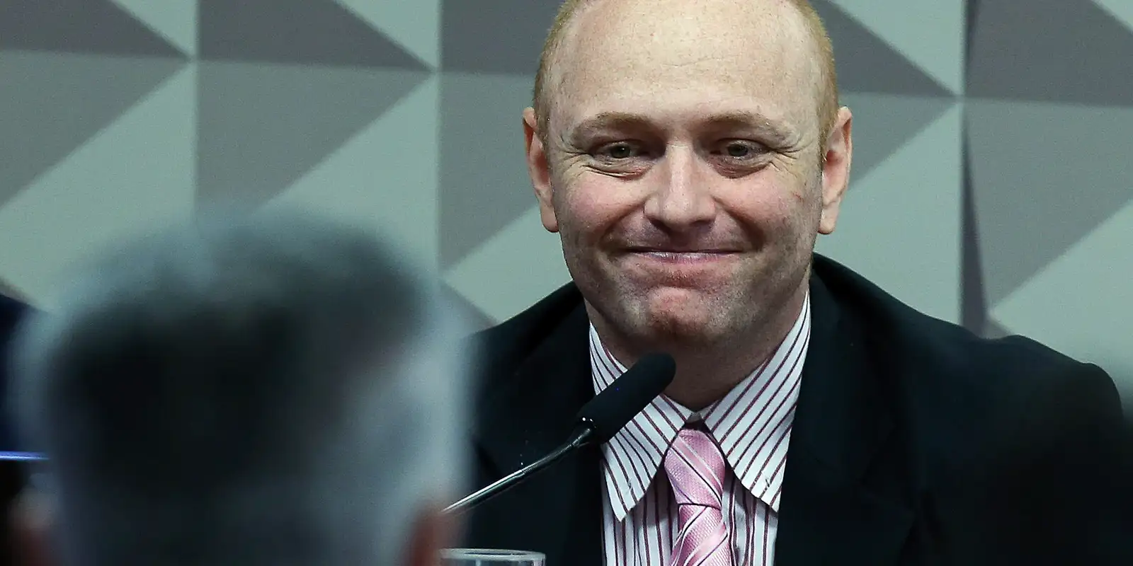 Ministro homologa redução de pena para hacker após aprovação no Enem