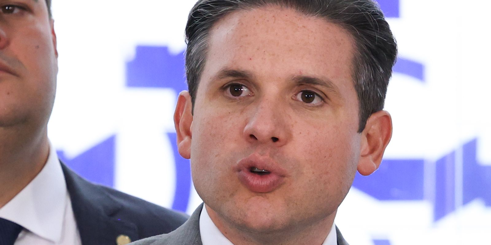 Fim da escala 6x1 será discutido via PEC, afirma Motta