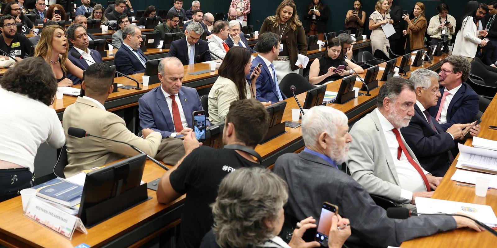 Votação da PEC que visa o fim da jornada 6x1 é adiada na CCJ da Câmara