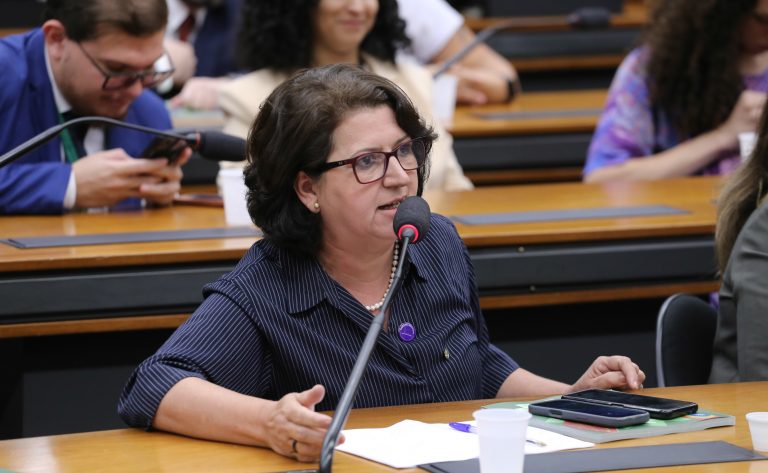 Projeto de lei autoriza ausência no trabalho para acompanhar idosos ou pessoas com deficiência em consultas