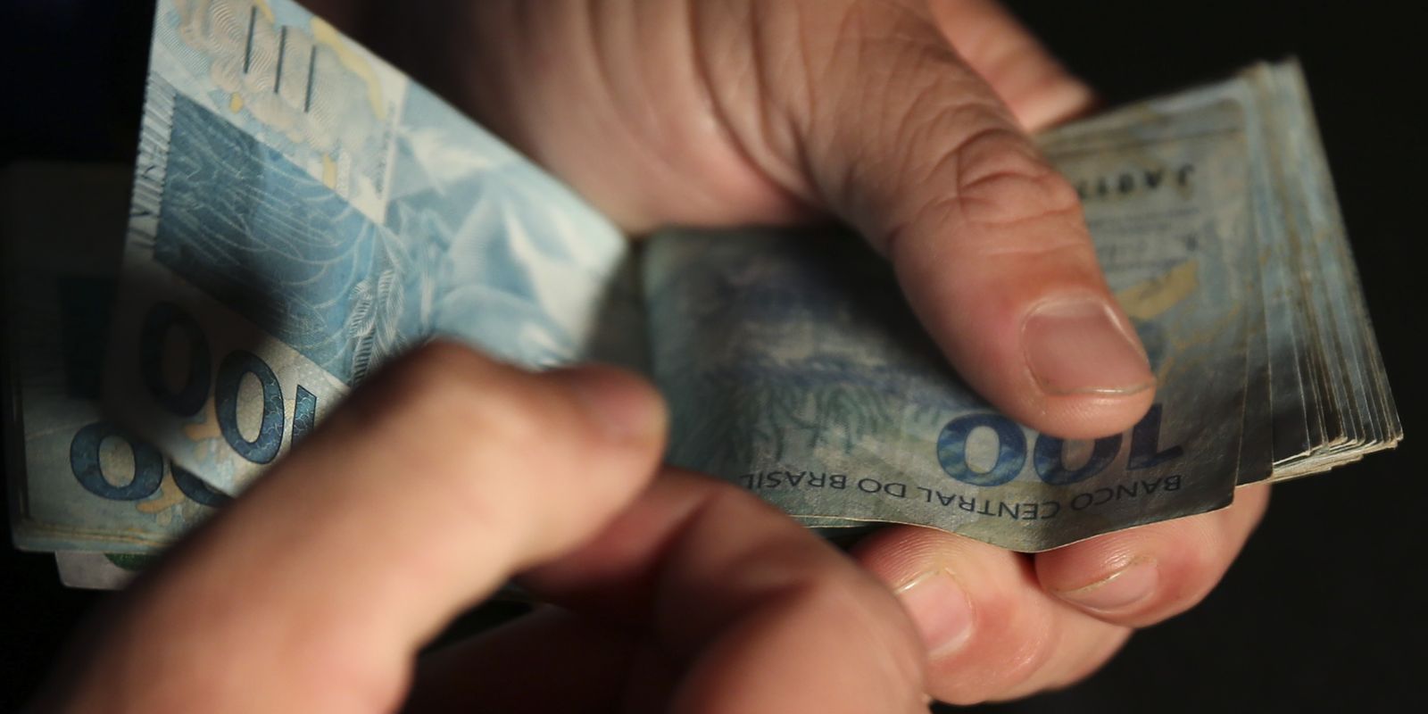 Salário médio do trabalhador brasileiro atinge novo recorde de R$ 3.722