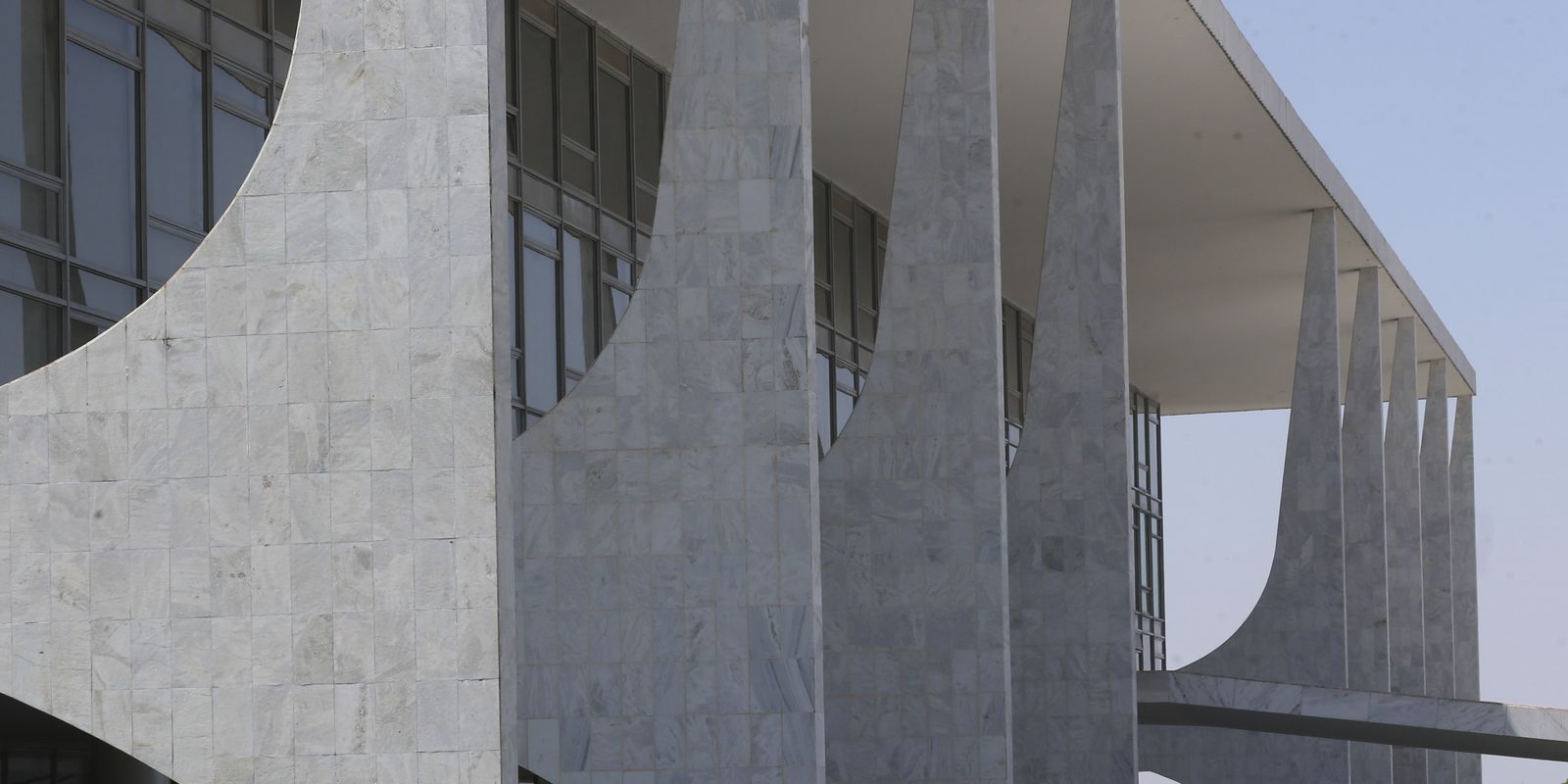 Governo federal concede redução de jornada e auxílio-creche a terceirizados