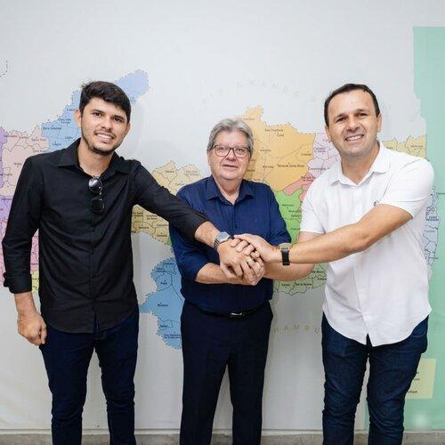 Aldo Andrade e Mateus Gomes visitam João Azevedo para agradecer ações por Bernardino Batista e confirmam apoio ao Senado
