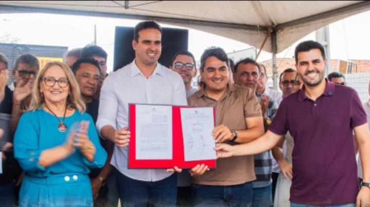 Ao lado do prefeito Luquinha do Brasil, Lucas Ribeiro assina convênios da Praça Central e Base do SAMU em Marizópolis, nesta quarta-feira (13)