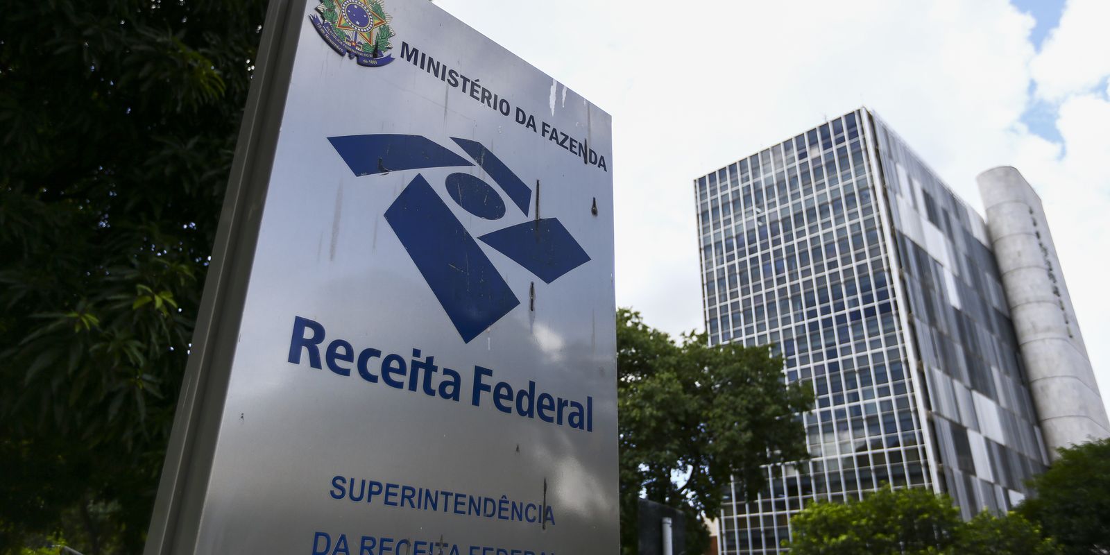 Arrecadação federal atinge novo recorde, ultrapassando R$ 278 bilhões em abril