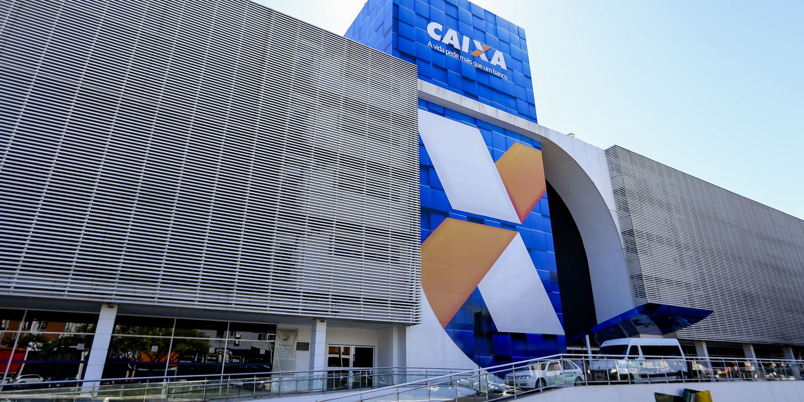Caixa e Banco do Brasil liberam abono salarial para nascidos em maio e junho