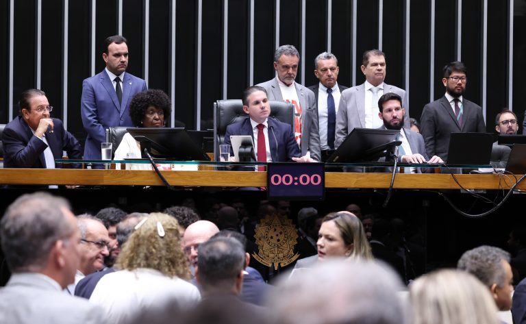 Câmara dos Deputados pode deliberar sobre propostas legislativas que abordam impactos econômicos, feminicídio e imunidade tributária