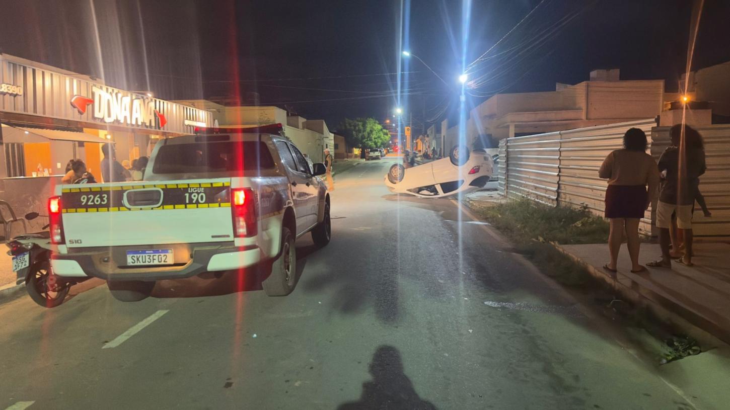 Carro tomba após colisão entre bairro Estreito e Centro de Sousa; motorista apresentava sinais de embriaguez, diz Polícia de Trânsito