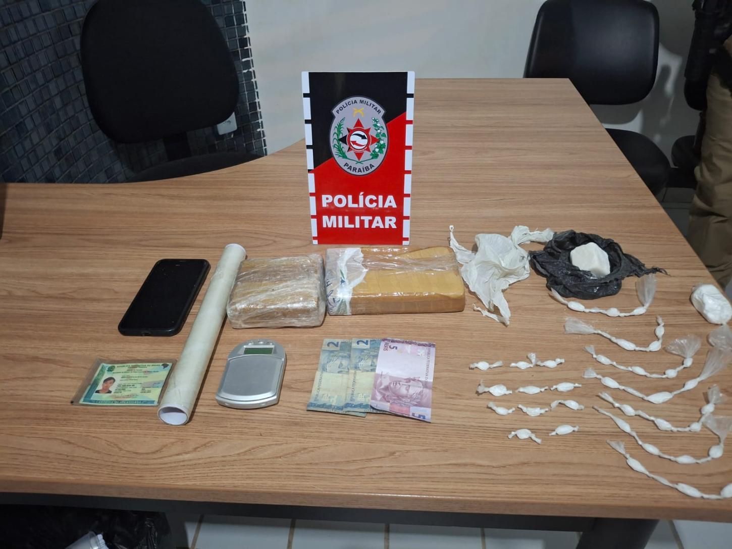 Casa do tráfico é estourada: polícia apreende maconha, cocaína e prende mulher em flagrante em São Francisco
