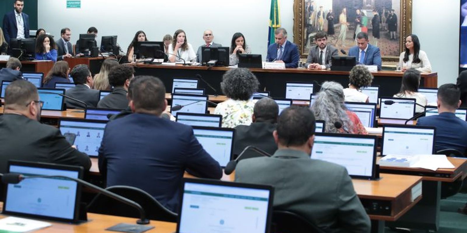CCJ da Câmara adia exame de PEC sobre maioridade penal