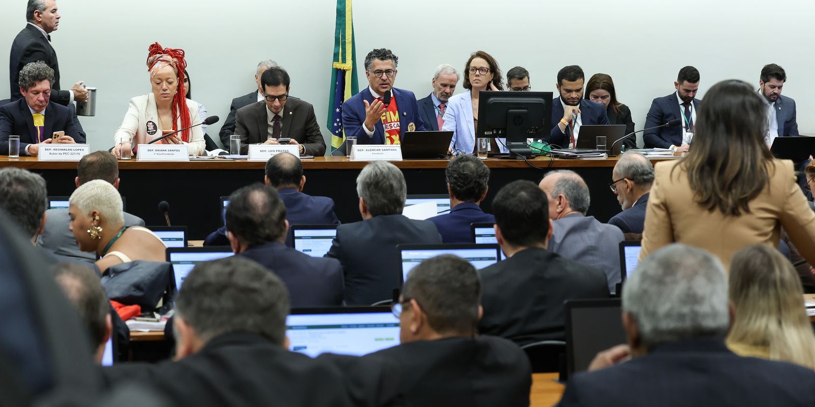 Centrão tenta modificar transição para o fim da escala 6x1 na Câmara