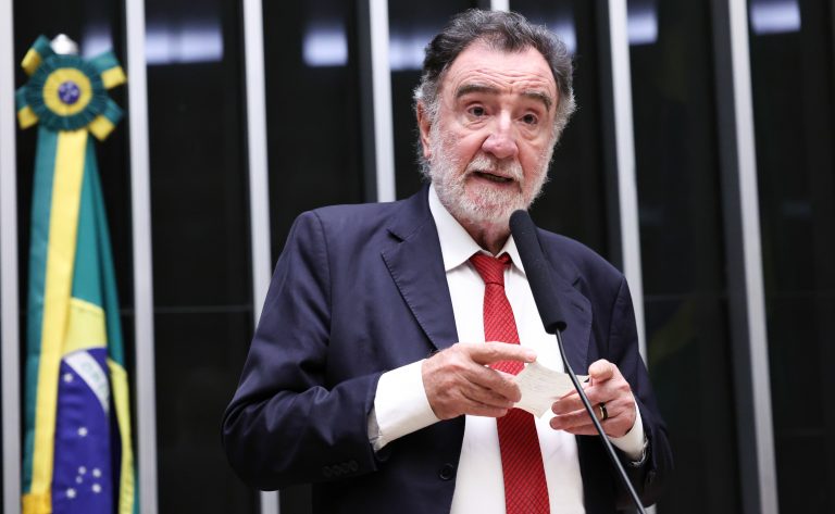 Câmara dos Deputados aprova critérios para colação de grau antecipada em universidades