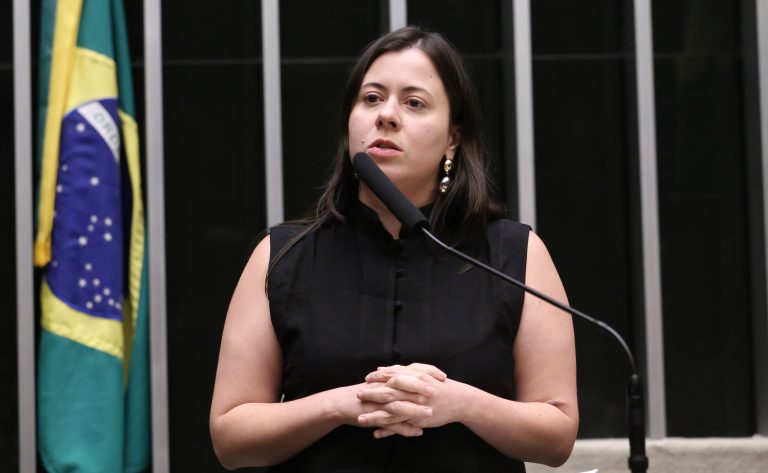 Comissão aprova projeto que pune gestor público por descumprir piso salarial de professores