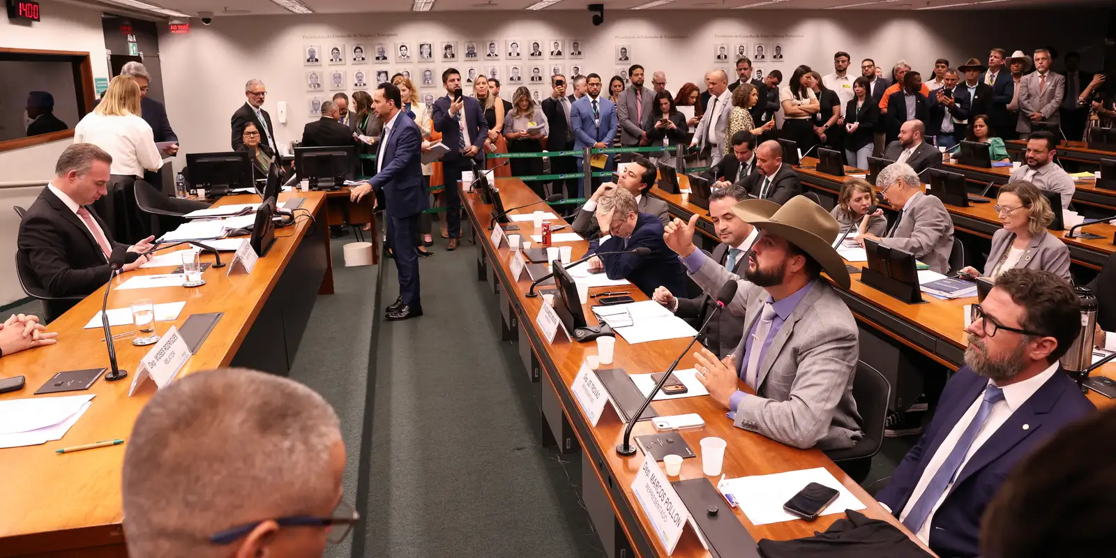 Conselho de ética determina suspensão de três deputados por tumulto na câmara