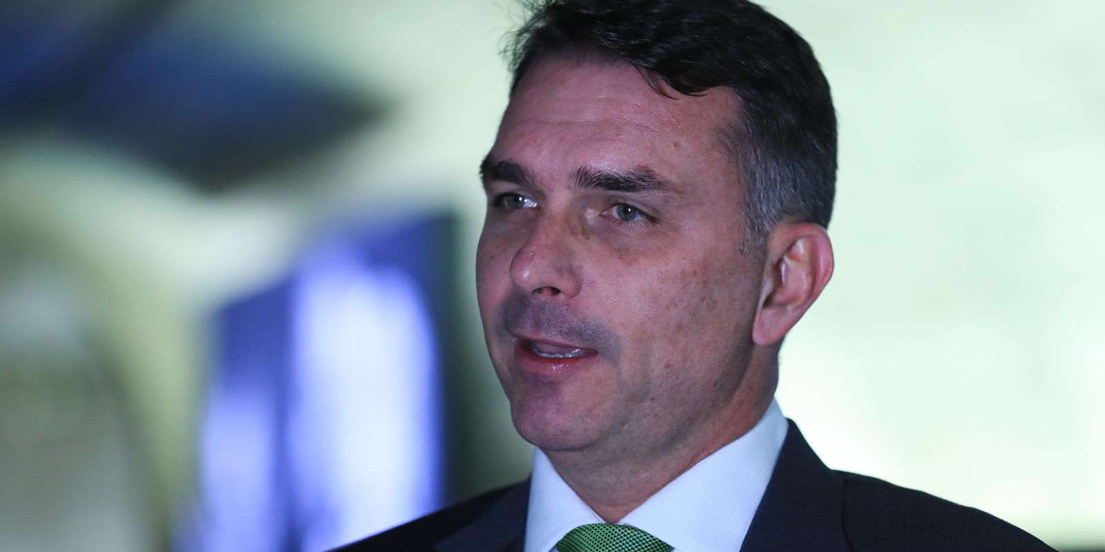 Parlamentares solicitam apuração de vínculo entre banqueiro e Flávio Bolsonaro