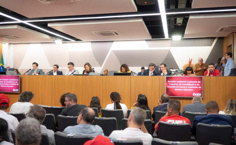Deputados solicitam apoio popular para extinguir escala 6x1 ainda em 2024