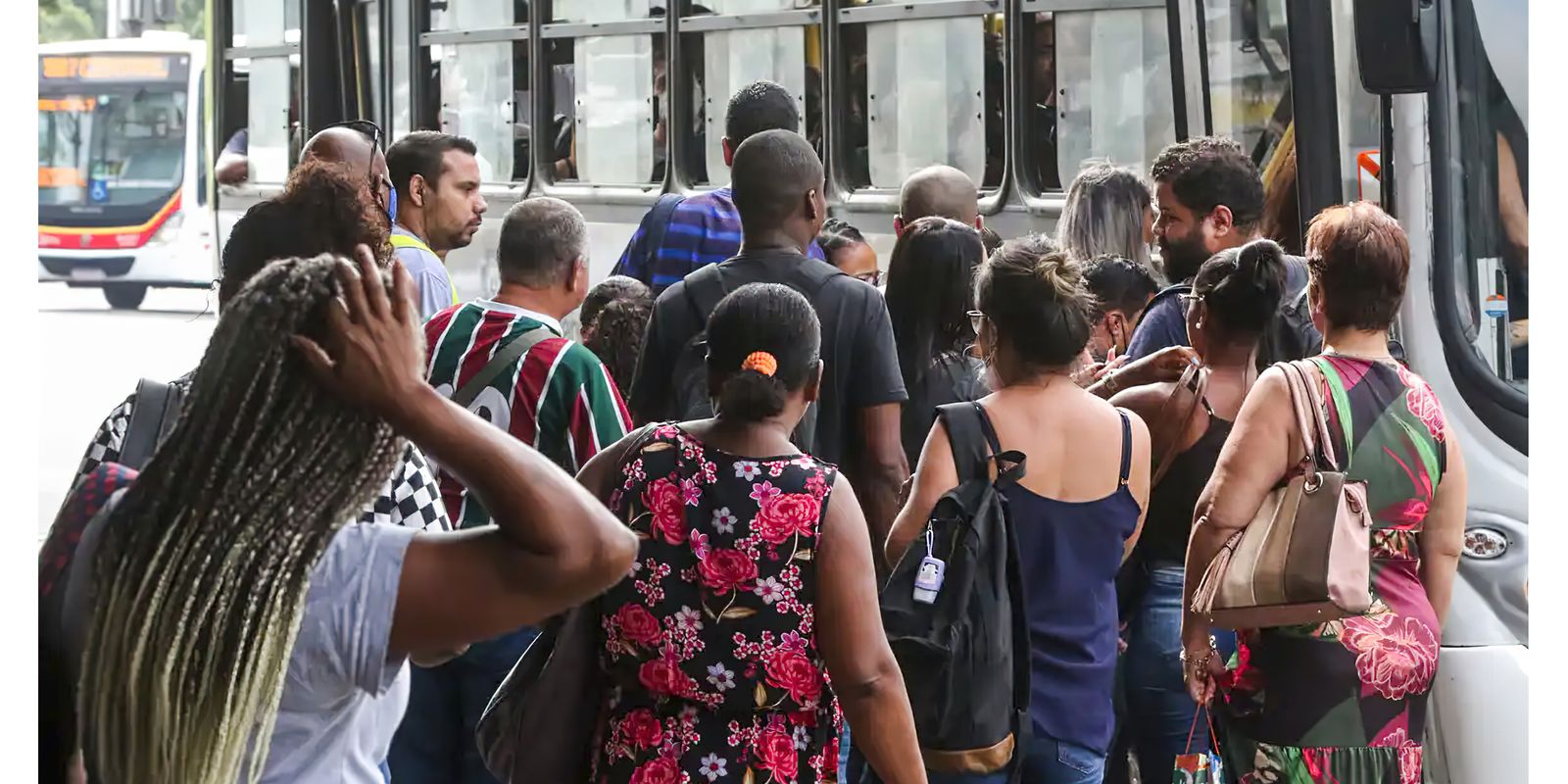 Desemprego de longa duração recua 21,7% e alcança o menor patamar desde o início da série histórica do IBGE